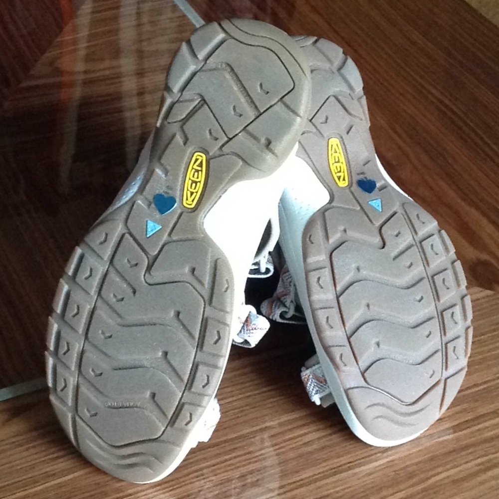 🔥 KEEN - Aztec Print Three Strap Velcro Sandals - Picture 7 of 10